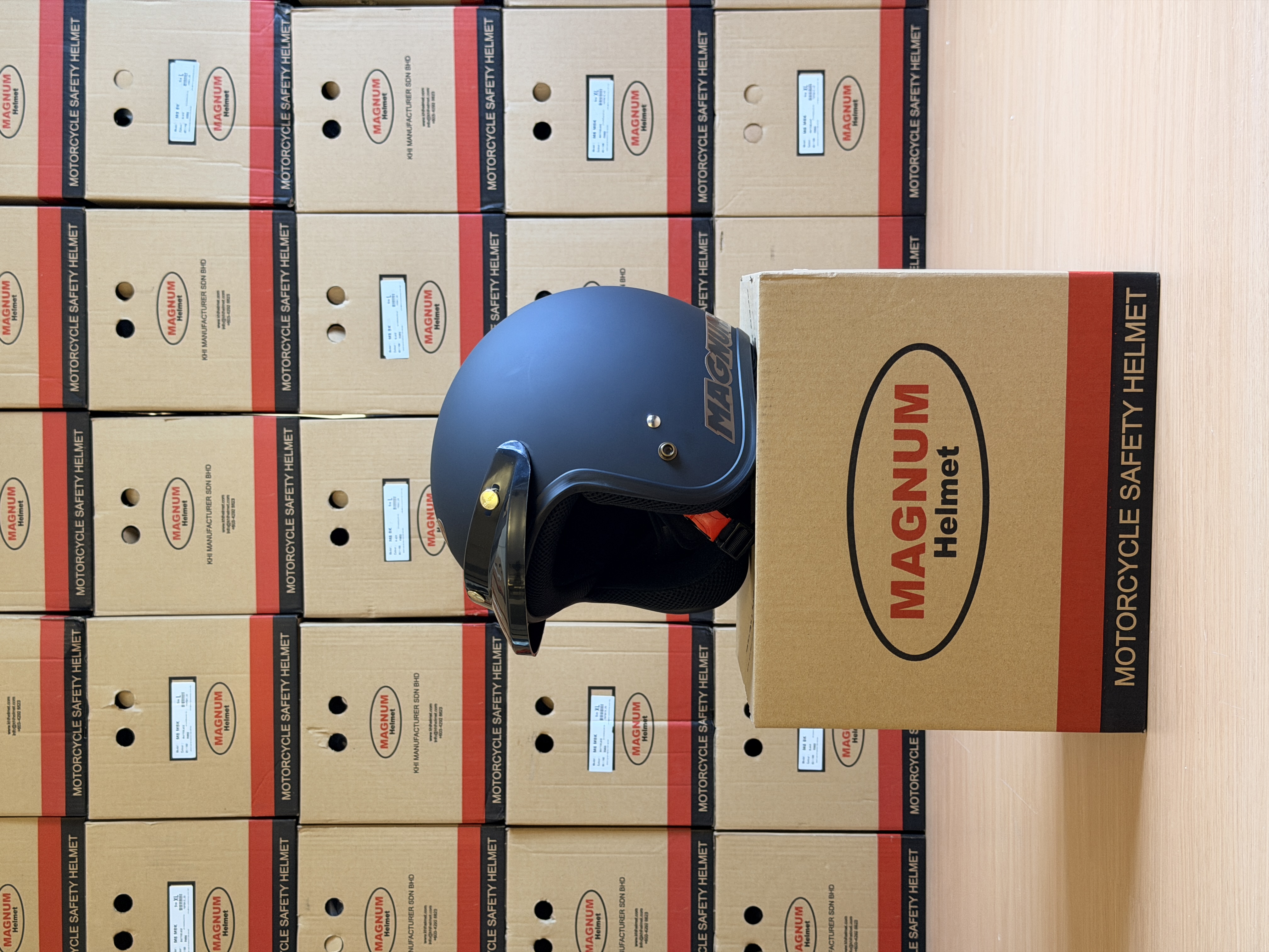 Magnum M8 Size L Glossy Black helmet
