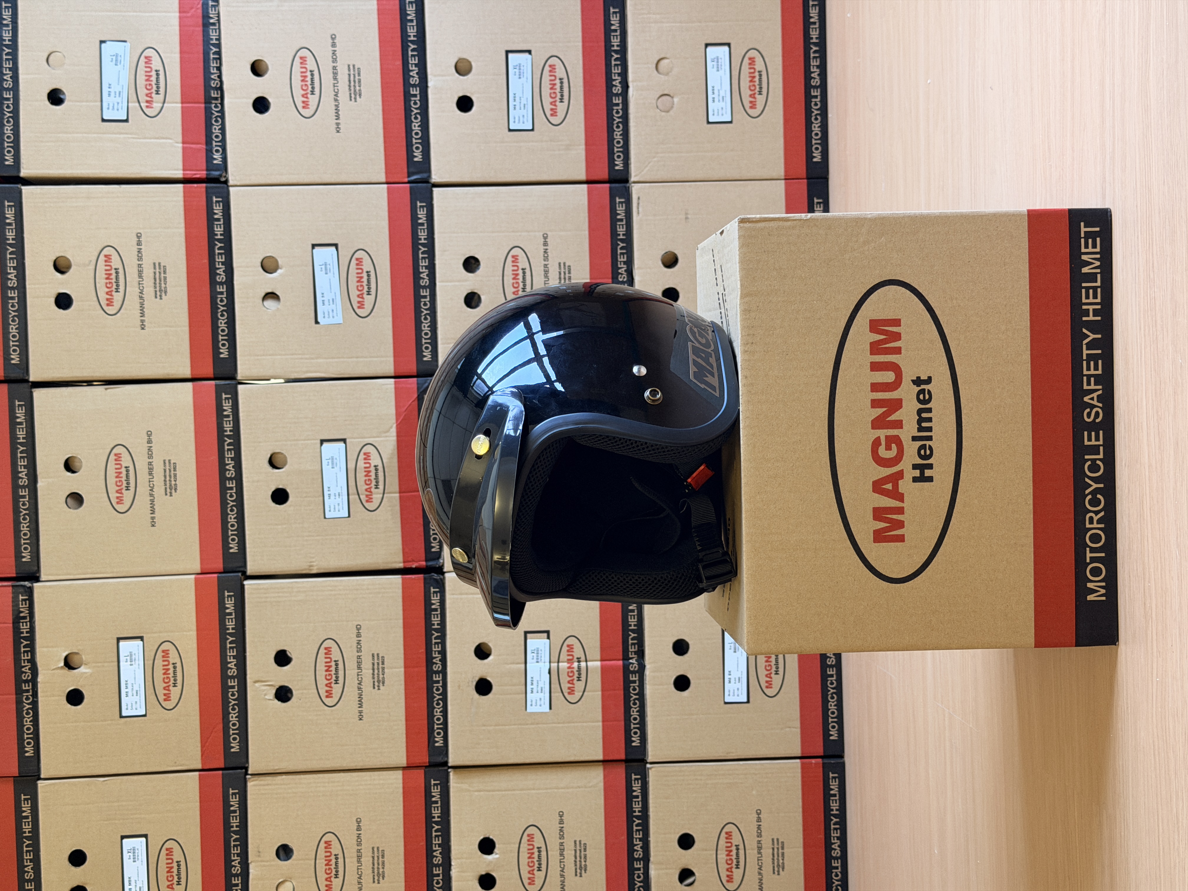 Magnum M8 Size L Glossy Black helmet
